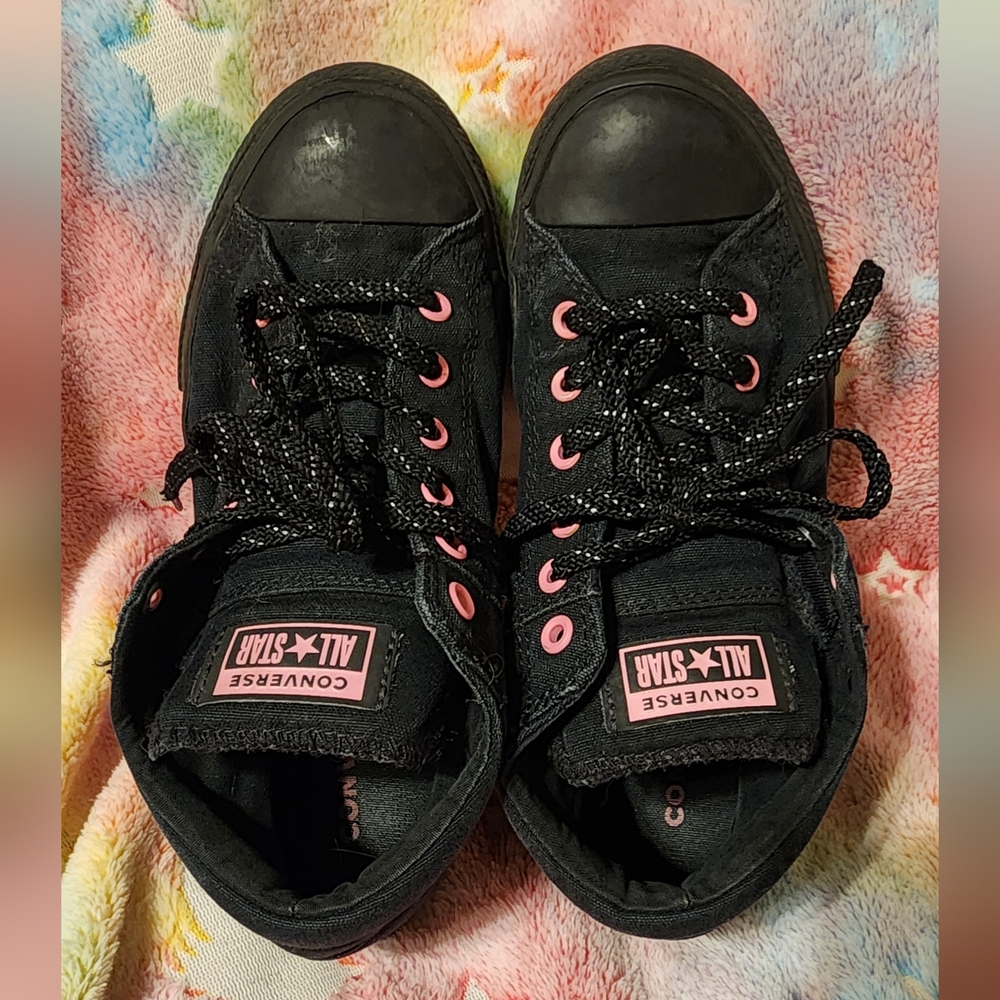 Big girls size 5 Black and Pink low top Converse